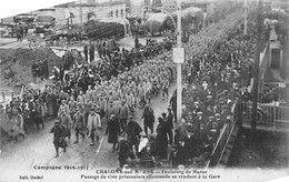 Châlons Sur Marne . Le Camp          51     1300  Prisonniers Allemands Se Rendant A La Gare        (voir Scan) - Camp De Châlons - Mourmelon