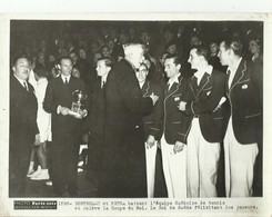 Destremau Et Petra  Battent L Equipe  Suedoise De Tennis  Enleve La Coupe Du Roi  Le Roi De Suede Felicitant Les Joueurs - Autres & Non Classés