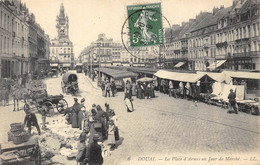 CPA 59 DOUAI LA PLACE D ARMES UN JOUR DE MARCHE - Douai