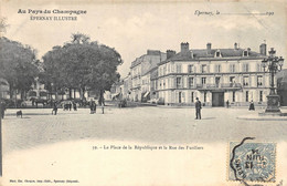 CPA 51 EPERNAY LA PLACE DE LA REPUBLIQUE ET LA RUE DES FUSILIERS - Epernay