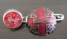 Une Broche Signée R. LOUIS + Un Pin's Pour Le Don Du Sang - Métal Argenté Et émail - Brochen