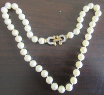 Collier Fantaisie Vintage En Perles Synthétiques Et Métal Doré - Fermoir En Forme De Fers à Cheval Avec Strass - Halsketten