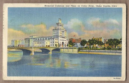 CPA USA - CEDAR RAPIDS - Memorial Coliseum And Plaza On Cedar River - TB PLAN D'une Partie De La Ville - Cedar Rapids