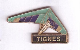 Z381 Pin's TIGNES SAVOIE ULM Delta Plane Parachute Signé Martineau Achat Immédiat - Parachutespringen