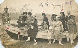 CARTE PHOTO RIVA BELLA LES VEUVES POSENT DEVANT UNE BARQUE 1918 - Riva Bella