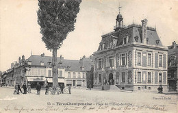 Fère-Champenoise        51        Place Et Hôtel De Ville      (voir Scan) - Fère-Champenoise