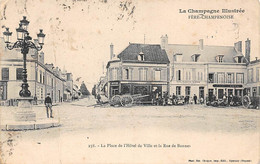 Fère-Champenoise        51        Place De L' Hôtel De Ville  Et Rue De Bannes  - Pli -    (voir Scan) - Fère-Champenoise