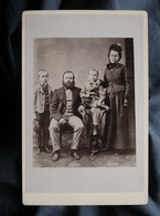 Photo Cabinet Anonyme - Couple Posant Avec Leurs Deux Petits Garçons, Vers 1880-90 L362 - Old (before 1900)