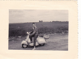 73.  MOTOCYCLES. SCOOTERS. PHOTO. " VESPA ACMA 125 ". ANIMATION. MODE. ANNEE 1957  .FORMAT 10.3x8 - Automobiles
