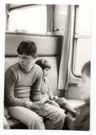 PHOTO -- 1977--Photo Prise à L'intérieur D'un Wagon De Train (animée) ........à Saisir - Sonstige & Ohne Zuordnung