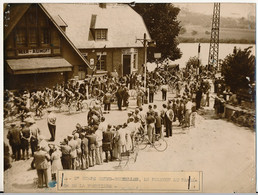 FRANCE / BELGIQUE - La 2ème étape REIMS BRUXELLES Le Peloton Au Passage De La Frontière (Weer Agimont) Tour France 1949 - Sport