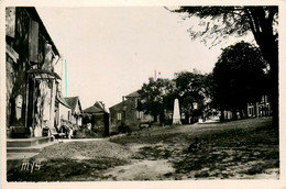 St Avit Sénieur * La Place Du Village * Poste Ptt - Autres & Non Classés