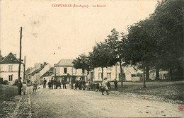 Lanouaille * Le Foirail * Rue Et Place * Villageois - Autres & Non Classés