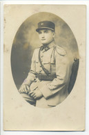 CARTE PHOTO MILITARIA ORIGINALE Soldat Militaire Uniforme (nombre 28 Brodé Sur Le Col) - Uniforms