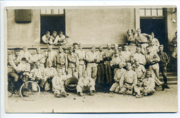 CARTE PHOTO MILITARIA ORIGINALE Groupe De Soldats (chiffre 6 Brodé Sur Le Col De L'uniforme Du Cycliste Avec Un Enfant) - Uniforms