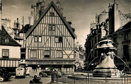 Dijon * La Place François Rude Et La Fontaine * Café Restaurant Du Moulin à Vent * Automobile Voiture Ancienne - Dijon