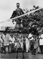 BENIN - DAHOMEY / PHOTO / 1957 / NATITINGOU / DANSE / DANSEUR SUR ECHASSES - Dahomey