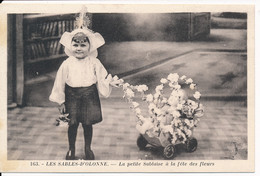 CPA 85 LES SABLES D'OLONNE La Petite Sablaise à La Fête Des Fleurs - Sables D'Olonne