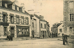 La Gacilly * La Place Municipale * Le Facteur Et Son Vélo * Commerces Magasins - La Gacilly