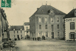 La Gacilly * Hôtel De Ville Et Les Halles * Café * Mairie - La Gacilly