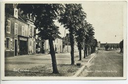 CPA BAUGY 18 - La Rue Sully Et Bureau De La Banque Pour Le Commerce Et L'Industrie Magasin Petite Animation - Baugy