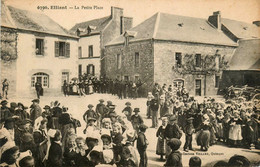 Elliant * La Petite Place * Jour De Fête * Enfants En Costume Et Coiffe * Kermesse ? - Elliant