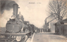 Montmirail     51          Intérieur De La Gare. Train En Gros Plan      (voir Scan) - Montmirail