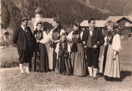 CPSM, Vorarlberg, Groupe De Famille En Costume Traditionnel Dans La Nature, Au Fond L'eglise - Gaschurn