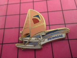 513h Pin's Pins / Beau Et Rare : Thème SPORTS / VOILE VOILIER TRIMARA PRIMAGAZ Par STARPIN'S - Voile