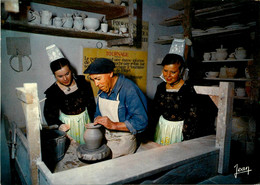 Quimper * Jeunes Filles Du Pays En Coiffe Et Costume * Coiffes Bretonnes * Atelier Potierla Faïencerie HENRIOT Poterie - Quimper