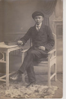 57 - HAYANGE - PHOTO JEUNE HOMME AVEC ALBUM - PHOTOGRAPHE M. REUTHER - Hayange