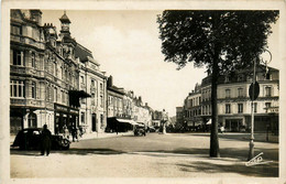 Charleville * La Rue Thiers * Automobile Voiture Ancienne * Crédit Lyonnais Banque Bank Banco - Charleville