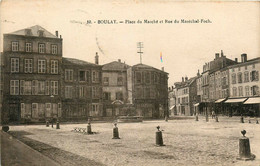 Boulay * La Place Du Marché Et La Rue Du Maréchal Foch * Café Central DIETRICH LORRAIN * Pharmacie - Boulay Moselle