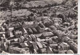 COMBRONDE  VUE AERIENNE SUR LA PLACE DE GENDARMERIE    (Editeur COMBIER  ) - Combronde