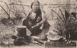 India (Inde) A Brahman Woman Cooking Food - Postcard 6337 - Raphael Tuck & Sons - Azië