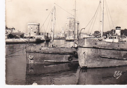 Belle Cpsm Dentelée GF La Rochelle, Gros Plan Sur 2 Chalutiers. - Fishing Boats