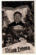 Photo Originale Mortem, Défunt Sur Son Lit De Mort & Cercueil Entouré De Plantes Vertes En Vue Plongée - Deine Emma 1950 - Anonymous Persons