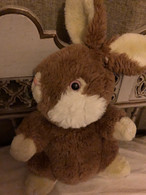 Lapin Assis Avec La Tête Sur Le Côté Hauteur 29 Cm En Haut Des Oreilles - Peluche