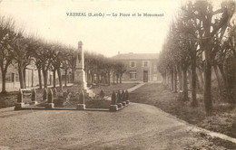 VAUREAL -la Place Et Le Monument - Vauréal
