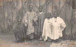 Reims           51      Exposition 1903. Village Noir.  Groupe De Jeunes Filles      (voir Scan) - Reims