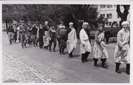AK Foto Umzug Fasching Karneval Kostüme - Deutschland - Ca. 1950 (54460) - Bekende Personen