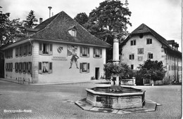 HERZOGENBUCHSEE → Dorfbrunnen Mit Dem Gemeindehaus Anno 1954 - Herzogenbuchsee