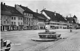 AARBERG → Dorfplatz Mit Brunnen Und Oldtimer Vor Dem Gasthof Krone (BE-10278) Fotokarte Ca.1940 - Aarberg