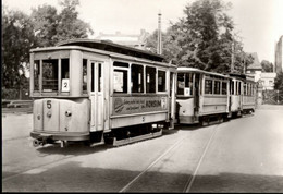 ! DDR S/w Ansichtskarte 75 Jahre Cottbuser Straßenbahn, Konsum Reklame An Der Tram - Tranvía