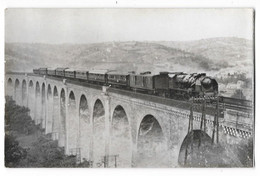 LOCOMOTIVE A VAPEUR  Carte Photo Machine Train Sur Un Viaduc Beau Plan - Matériel