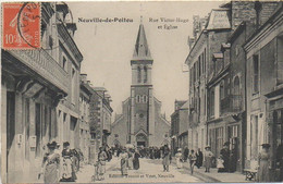 86 NEUVILLE-de-POITOU Rue Victor-Hugo Et Eglise (très Animée) - Neuville En Poitou