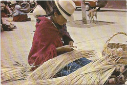 CPM  Equateur Cuenca  Femme Faisant De La Vannerie - Ecuador