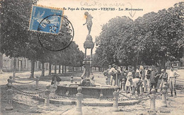 Vertus            51           Place De La République, Fontaine, Marronniers. Cantonniers      (voir Scan) - Vertus