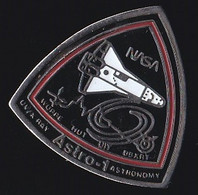 69893-Pin's.satellite, Astro-1 .navette Spatiale Columbia.Espace.NASA. - Espacio
