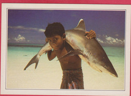 MALDIVES ISLANDS REQUIN A POINT BLANCHE WHITE TIPPED SHARK CARRIED BY A YOUNG CHILD - Maldiven